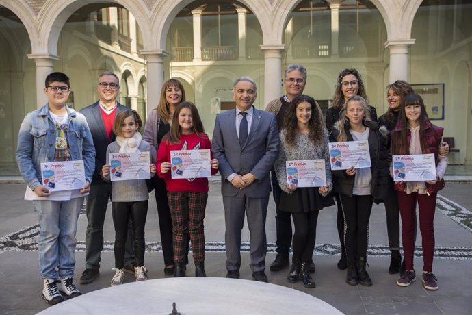 Imagen de la entrega de los diplomas a los alumnos galardonados