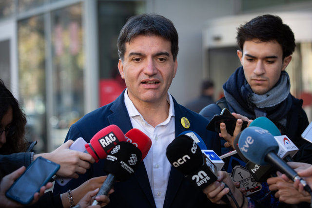El presidente de ERC en el Parlament, Sergi Sabrià (ERC) declara ante los medios.