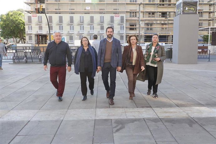 El portavoz del PSOE en el Ayuntamiento de Málaga, Daniel Pérez, junto con ediles socialistas