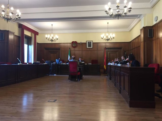 Acusado de matar a su padre en Pedrera (Sevilla) durante la primera sesión del juicio.