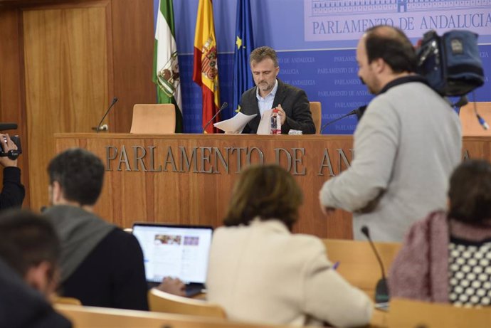 El portavoz parlamentario del PSOE-A, José Fiscal, este miércoles en rueda de prensa