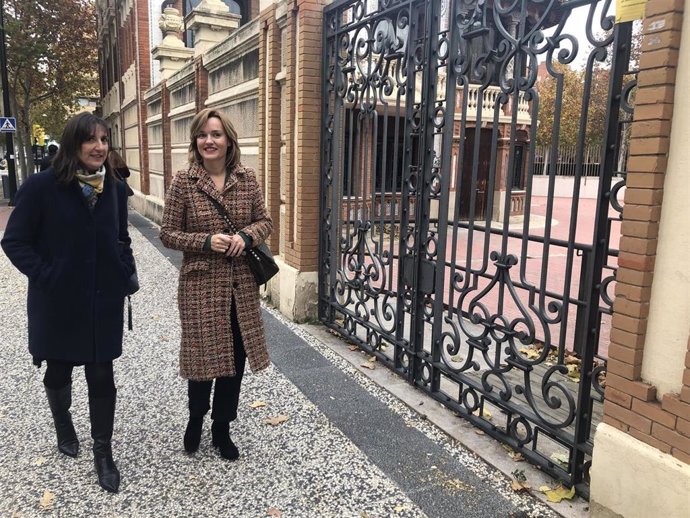 La portavoz del grupo municipal del PSOE, Pilar Alegría, en la puerta de Casa Solans