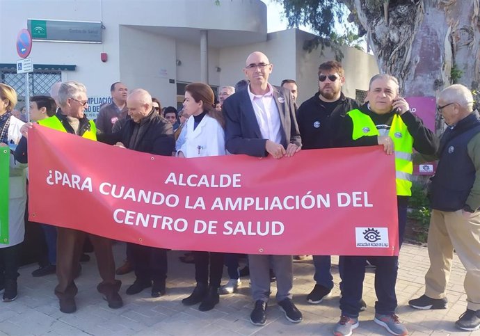 Reivindicación de vecinos y profesionales del centro de salud de El Palo junto a concejales de Adelante. Eduardo Zorrilla y Nicolás Sguiglia