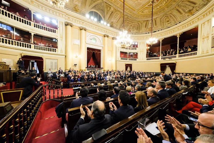 Vista del hemiciclo de la Cámara Alta en el momento en el que os senadores  aplauden a la nueva presidenta del Senado, Pilar LLop, durante la sesión constitutiva de la XIV Legislatura en la Cámara Alta, en Madrid (España), a 3 de diciembre de 2019.