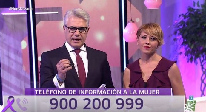 Imagen de los presentadores del programa especial de Canal Sur 'No estás sola', Agustín Bravo y Silvia Sanz, dedicado a las víctimas de la violencia de género.