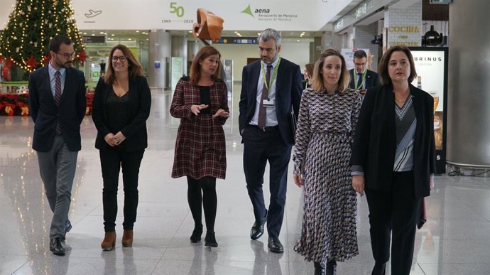 Al centre, la presidenta del Govern, Francina Armengol, i el president d'Aena, Maurici Lucena, en el 50 aniversari de l'Aeroport de Menorca.