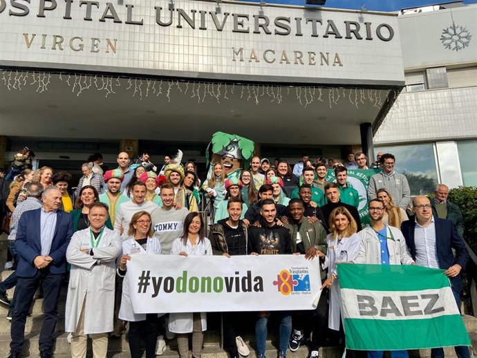 Los jugadores del Betis visitan a los niños del Hospital Macarena como preámbulo a la programación navideña