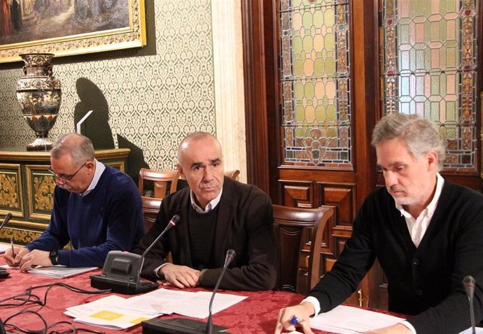 El concejal de Hábitat Urbano de Sevilla, Antonio Muñoz, durante la rueda de prensa