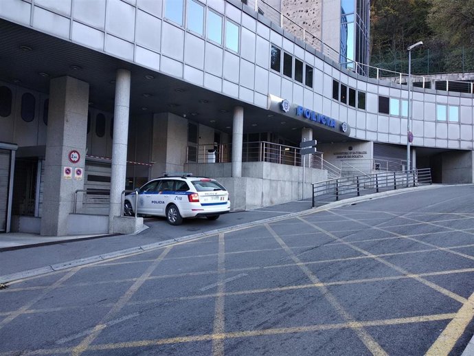 Un vehículo policial entra en el despacho central de Policía en Escaldes-Engordany (Andorra), en una imagen de archivo.