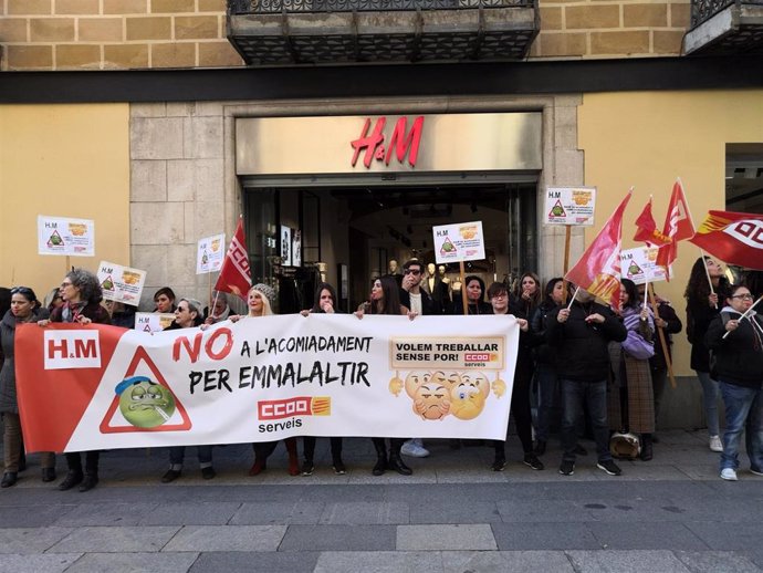 Protesta frente a una tienda de H&M por despedir a cinco trabajadoras tras el fallo del TC