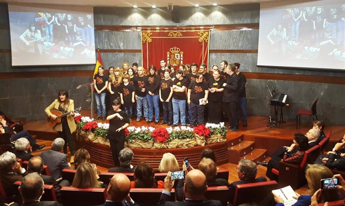 Rozalén y su intérprete de signos Beatriz Romero, interpretando una canción en la sede del Consejo General del Poder Judicial tras recibir un premio del Foro Justicia y Discapacidad.