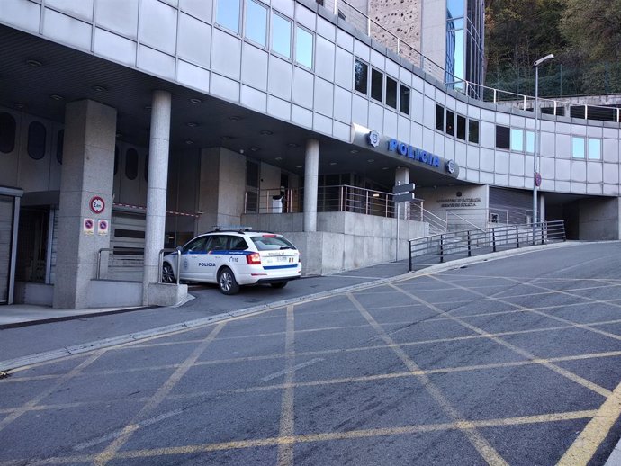 Un vehicle policial entra en el despatx central de Policia a Escaldes-Engordany (Andorra), en una imatge d'arxiu.