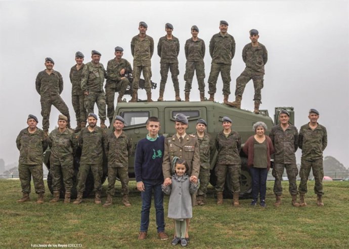 Imagen del calendario del Ejército de Tierra 2020. Raúl, Sofía y Alexandra, hijos y esposa del sargento 1 Francisco Javier Benítez, fallecido en Jaca, en 2018. Posan con personal del Cuartel General de la Brigada Galicia VII, en Pontevedra
