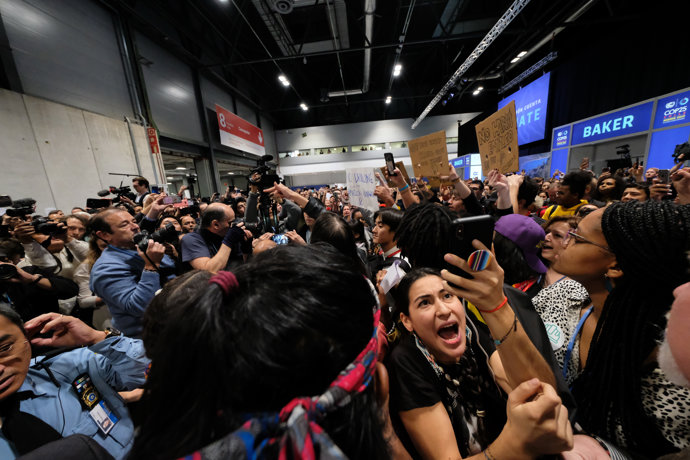 Varias personas protestan por la falta de toma de decisiones para frenar el Cambio Climático durante la COP25, en Madrid (España), a 11 de diciembre de 2019