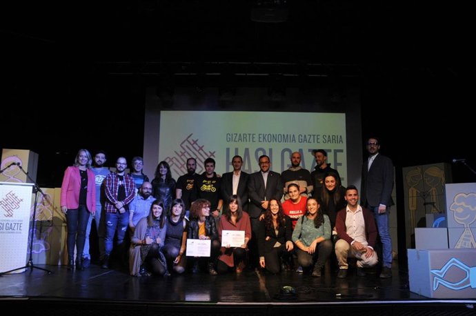 Foto de grupo al final del acto de entrega de los premios.