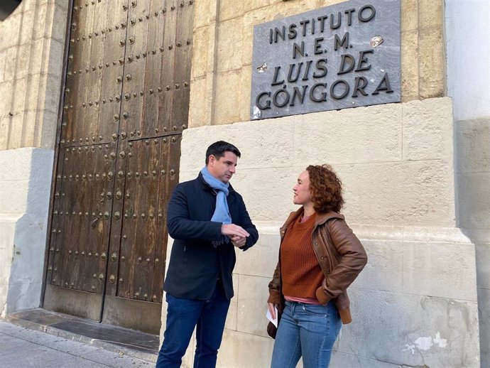Pedro García y Ana Naranjo ante el instituto público Luis de Góngora, en Córdoba capital.
