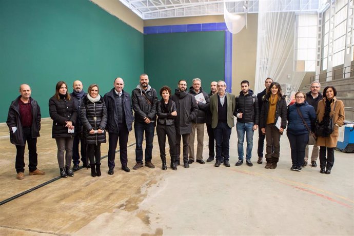 Manu Ayerdi junto a responsables del proyecto 'Gares Energía' en la visita a las instalaciones fotovoltaicas del frontón de Puente la Reina