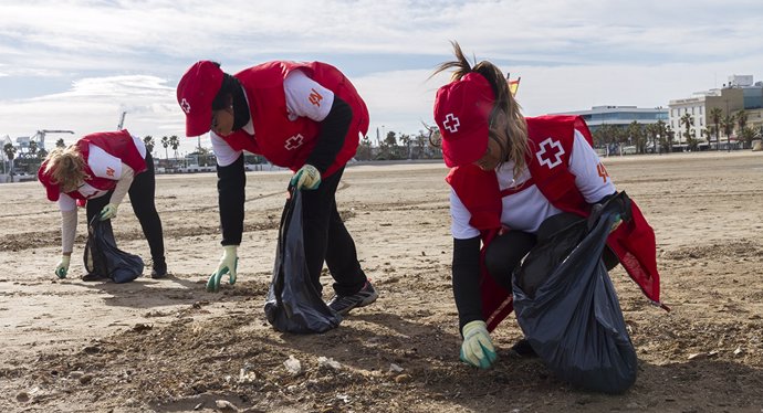 Cruz Roja y SAV limpiarán playas de Valncia para reducir el impacto de los residuos marinos