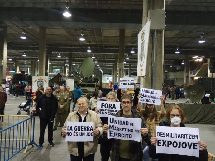 Protesta de Desmilitaricemos Expojove