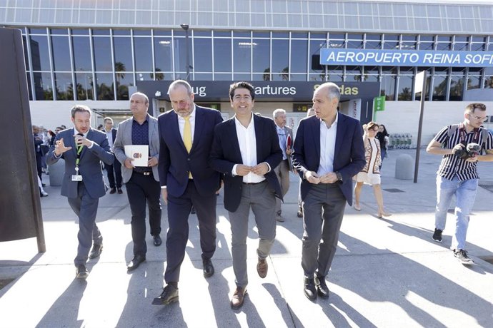El presidente del Cabildo de Tenerife, Pedro Martín (en el centro), en una visita al aeropuerto Tenerife Sur