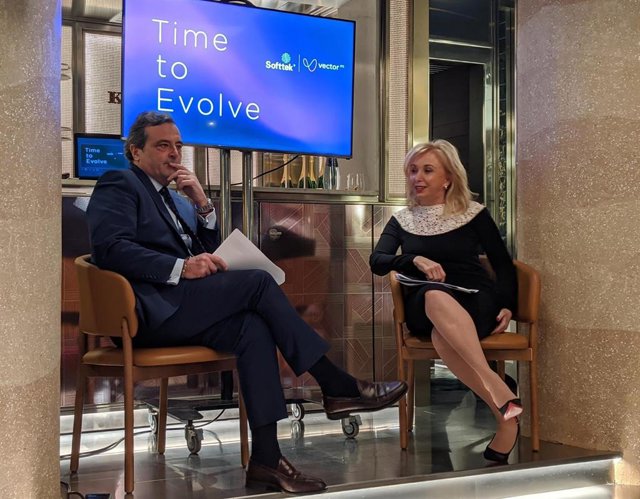 El consejero delegado de Vector ITC, Carlos Delgado, y la presidenta y CEO de Softtek, Blanca Treviño, en el anuncio de la integración