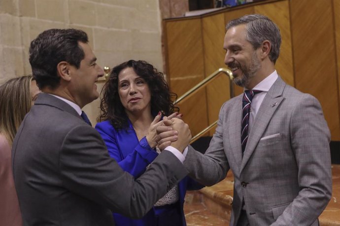 Primera jornada del debate final del proyecto de Ley de Presupuestos de Andalucía para 2020. El presidente de la Junta, Juanma Moreno (i), saluda al consejero de Hacienda,  Juan Bravo (d), en presencia de la consejera de Igualdad, Rocío Ruiz (c)