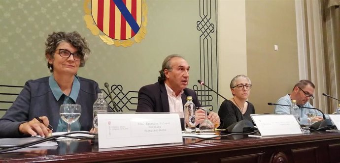 El conseller Martí March (segundo por la izquierda) interviene en el pleno del Consell Social de la Llengua catalana.
