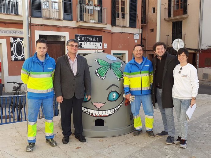 El regidor de Participació Ciutadana i Govern Interior, Alberto Jarabo (2d); el regidor de Medi ambient i Benestar Animal, Ramon Perpiny (2i), i Mercedes Argüello, de l'Associación Moixos de Canamunt (1d).