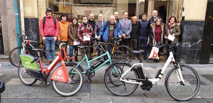 Entrega de premios de la campaña '¿De compras? Mejor en bici', concedidos por el Ayuntamiento de Bilbao y Bilbao Dendak.