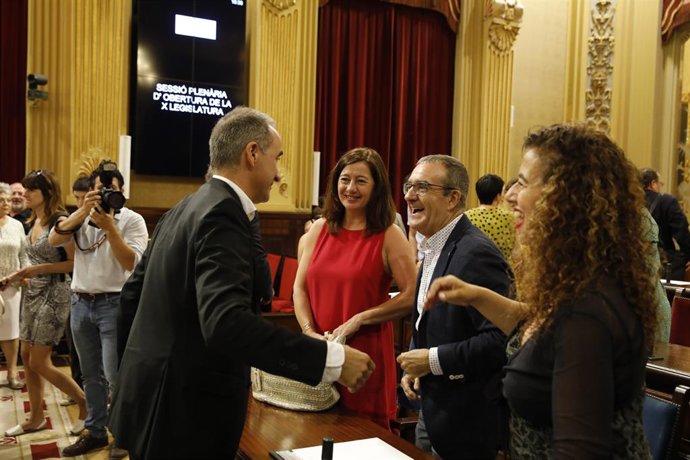 El diputat socialista per Balears Pere Joan Pons conversa amb la presidenta del Govern, Francina Armengol, el vicepresident, Juan Pedro Yllanes, i la consellera de Presidncia, Pilar Costa, en el saló de plens del Parlament.