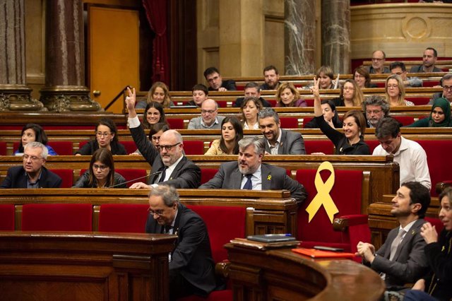 El presidente de la Generalitat de Catalunya, Quim Torra (4i), el presidente de JxCat en el Parlament, Albert Batet (3i), y el portavoz de JxCat en el Parlament, Eduard Pujol (2d), en el Parlament, en Barcelona (España), a 11 de diciembre de 2019.
