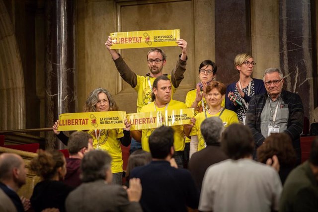 Familiares de presos en el Pleno del Parlament.