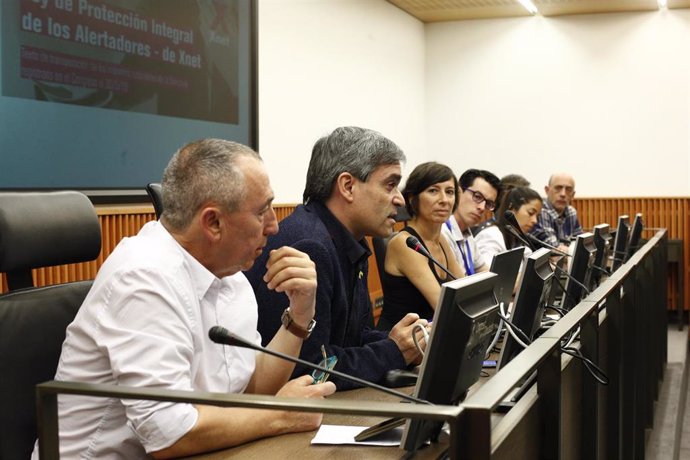 Los diputados Joan Baldoví (Compromís) y Xavier Eritja (ERC) en un acto con la fundadora de Xnet, Simona Levi, y el ex-teniente del Ejercito de Tierra Luis Gonzalo Segura