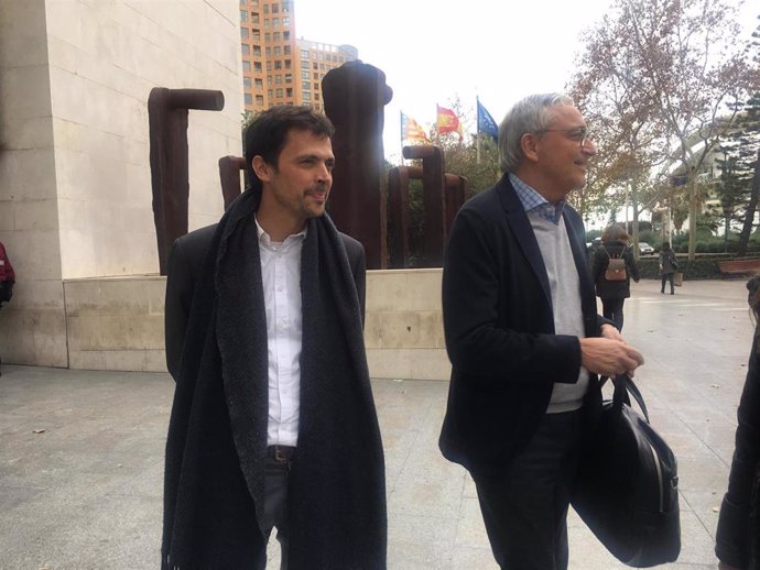 El gerente de la EMT, Josep Enric Garcia Alemany, y el abogado de la empresa a la salida de los juzgados tras declarar como testigo