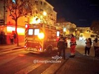 Un hombre afectado por inhalaciones y quemaduras tras un incendio en su piso de Sevilla capital