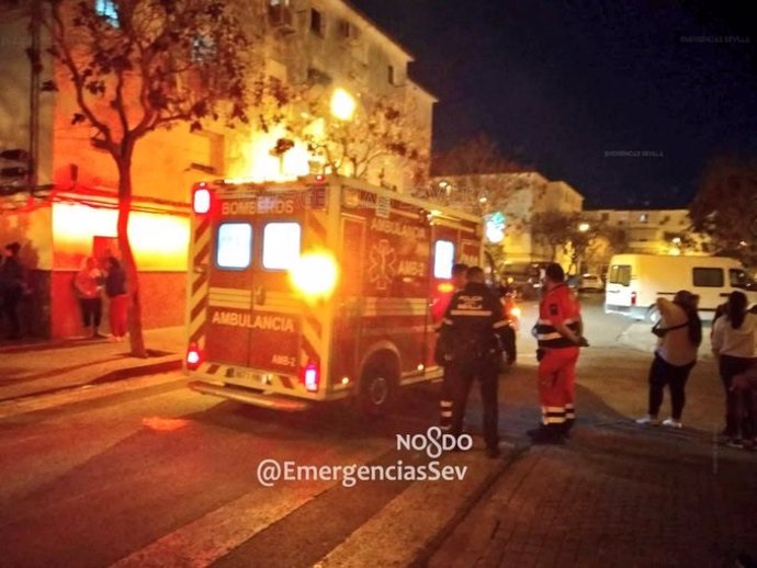 Actuación de las emergencias tras un incendio en Sevilla capital