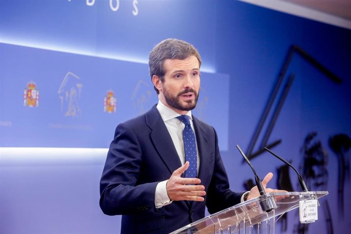 El presidente del Partido Popular, Pablo Casado, ofrece una rueda de prensa en el Congreso de los Diputados tras su consulta con el Rey sobre una posible investidura del candidato socialista como Presidente del Gobierno, en Madrid (España), a 11 de dici