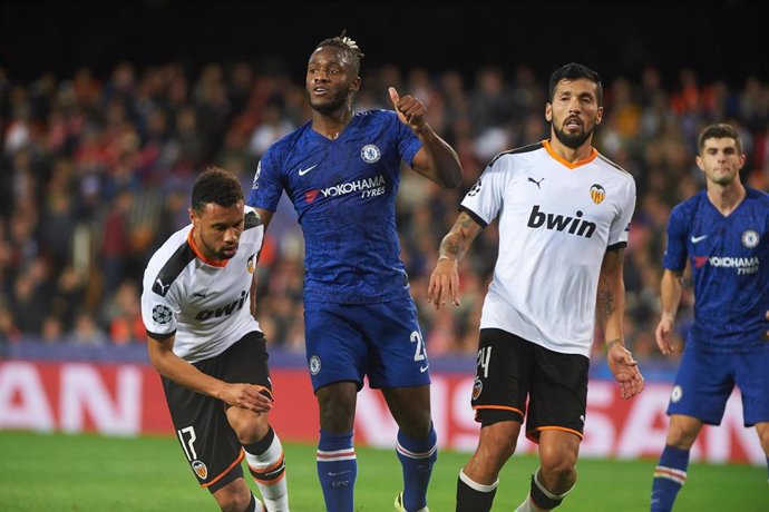 Ezequiel Garay y Michy Batshuayi en un Valencia-Chelsea de Champions