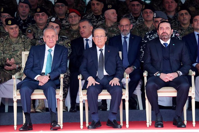El presidente del Parlamento de Líbano, Nabih Berri (i); el presidente de Líbano, Michel Aoun (c); y el primer ministro en funciones del país, Saad Hariri (d)