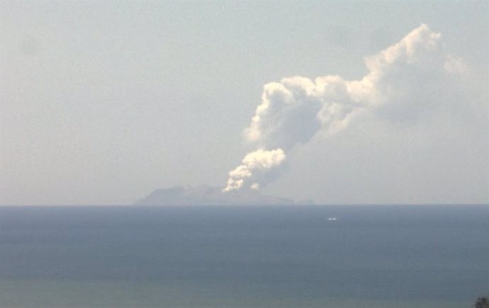 El volcán de Isla Blanca desde Whakatane.