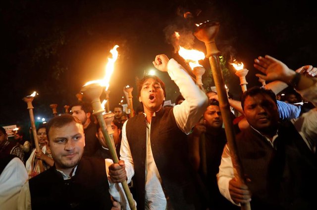 Manifestantes durante las protestas que han tenido lugar en varias zonas de India debido al proyecto de ley del Gobierno que pretender otorgar la nacionalidad india a las minorías no musulmanas de los países vecinos, como Pakistán o Afganistán.