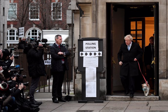 Boris Johnson acude a votar en Londres