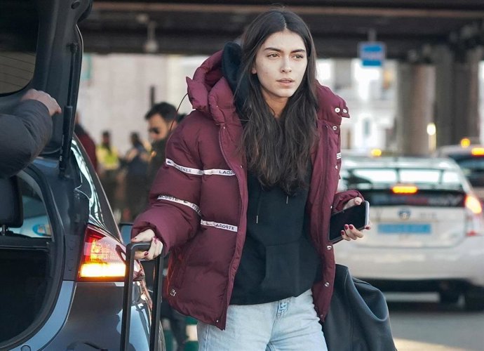 Lucía Rivera se va de viaje, la modelo coge un tren la capital