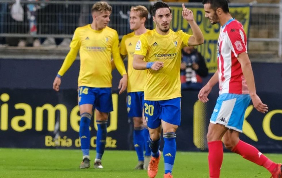 Iza Carcelén celebra un gol con el Cádiz CF.