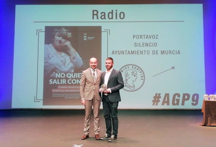Imagen de la entrega del premio a la agencia Portavoz