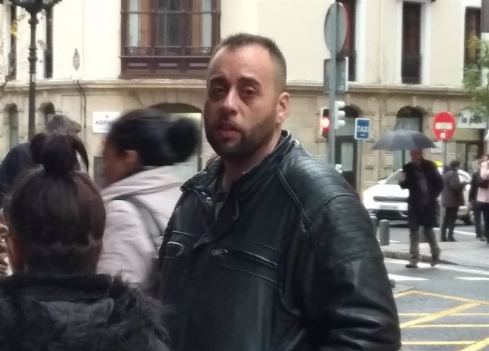El padre de la niña asesinada en Bilbao en las puertas del Palacio de Justicia durante el juicio