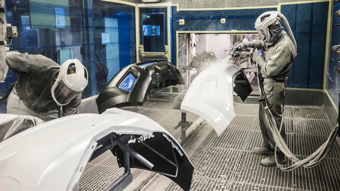 Dos operarios trabajan en la planta de pintura de la fábrica de Nissan en la Zona Franca de Barcelona