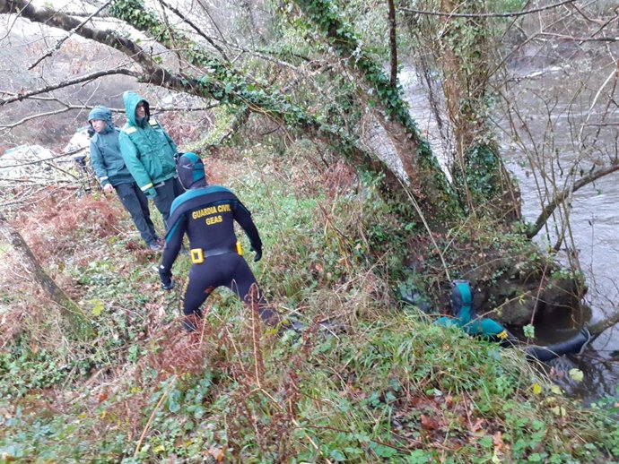 Buzos de los GEAS de la Guardia Civil se incorporan a la búsqueda de la persona desaparecida