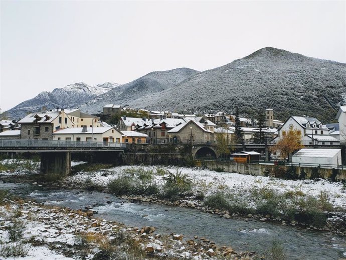 Un pueblo nevado, invierno, Pirineo oscense