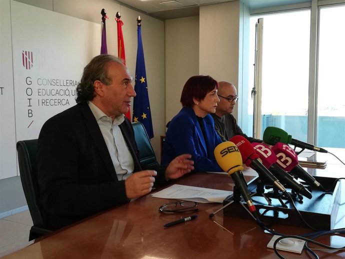 El conseller de Educación, Martí March, y la directora general de Personal Docente, Rafaela Sánchez, presentan la nueva convocatoria de oposiciones 2020.